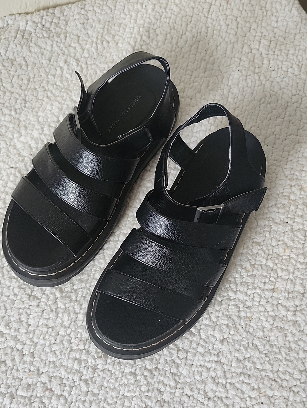 Sincerely Jules Black Strappy Platform Sandals Sz 8.5 EUC Chunky Sandals Daring
